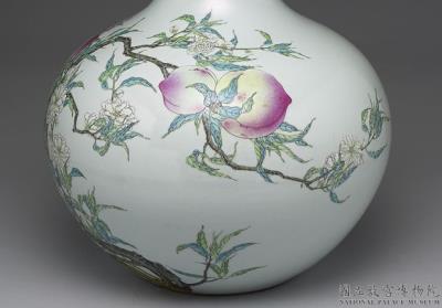 图片[2]-Celestial globe vase with polychrome decoration of peaches in fencai painted enmales, Qing dynasty, Qianlong reign (1736-1795)-China Archive